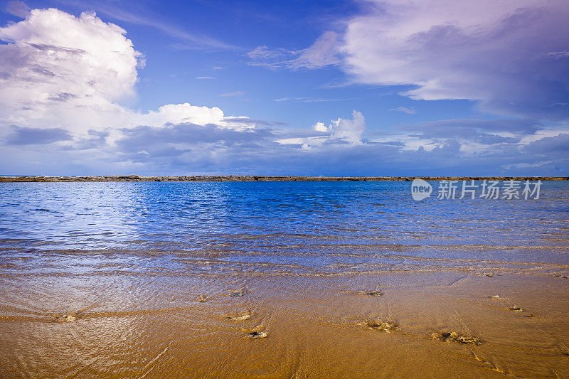 巴西巴伊亚的塞古罗港(Porto Seguro)， Arraial D'ajuda海滩，半透明的海水